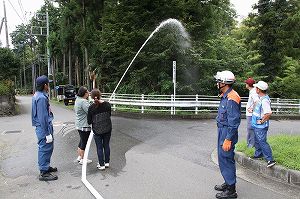 (写真)消火栓放水訓練の様子