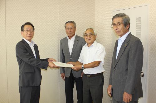(写真)左から小野澤町長、諏訪部職務代理者、熊坂会長、小島部会長