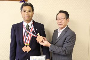 (写真)岡本さんと小野澤町長