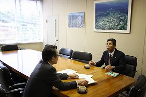 (写真)小野澤町長と歓談する岡本さん