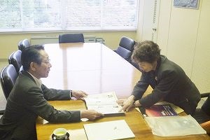 (写真)小野澤町長と歓談する辰口さん