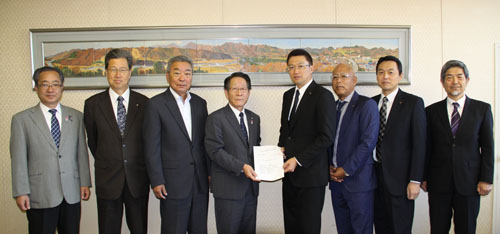 (写真)小野澤町長へ要望書を渡す三橋支部長と県央支部の皆さん