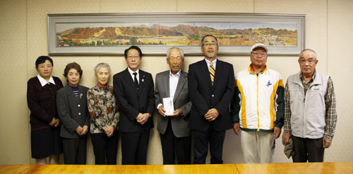 (写真)小野澤町長とペタンク協会の皆さん