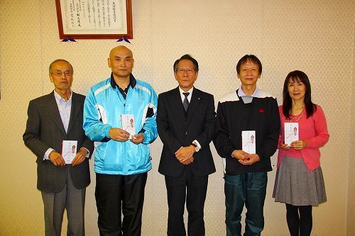 (写真)近藤勇司さん、林隆史さん、小野澤町長、清水英二さん、梅澤真美さん