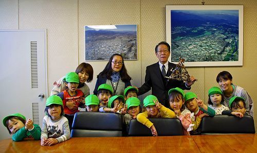 (写真)小野澤町長と園児たち
