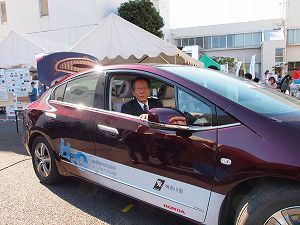 (写真)神奈川県による燃料電池車展示