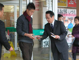 （写真）キャンペーンに参加した小野澤町長