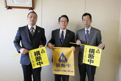(写真）トラック協会大塚副地区会長、小野澤町長、鈴木副地区会長