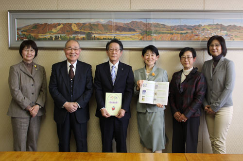 （写真）愛川町子どもの読書を推進する会の皆さんと小野澤町長