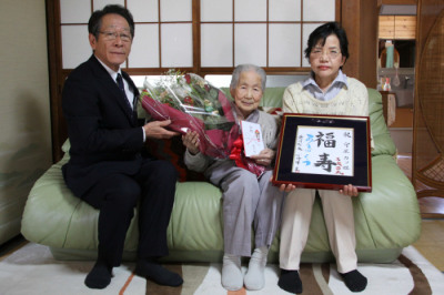 （写真）守屋さん、ご家族と小野澤町長