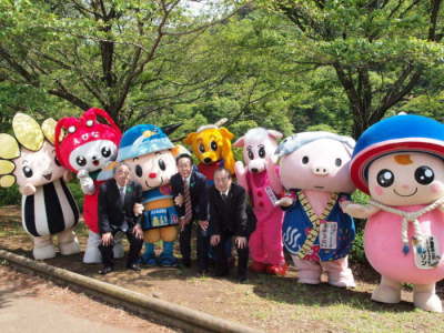 （写真）ゆるキャラたちと、熊坂教育長、小野澤町長、吉川副町長