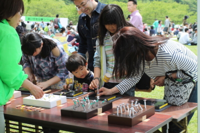 （写真）体験教室を楽しむ親子連れ