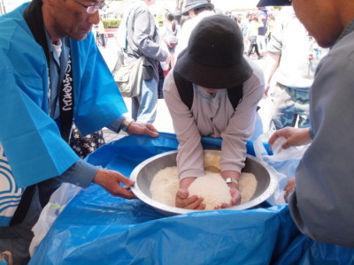 （写真）お米のすくい取り