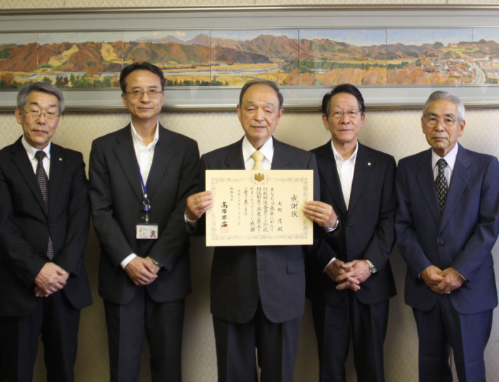 （写真）大野さんと、行政相談委員、神奈川行政評価事務所長、小野澤町長