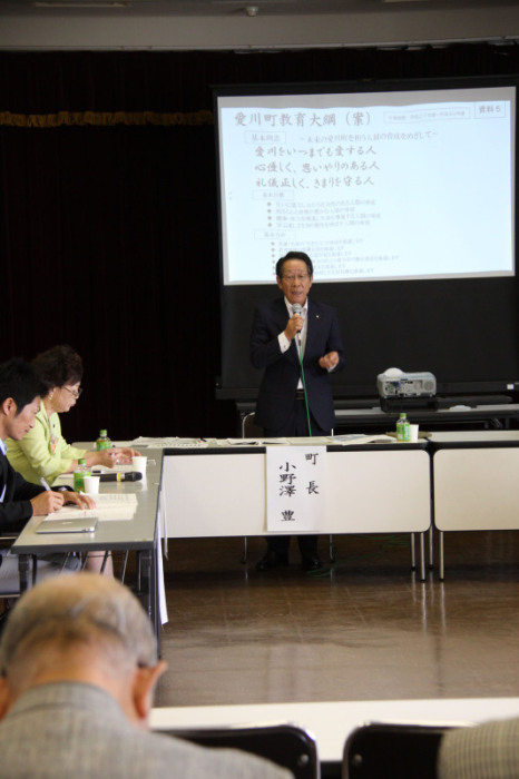 （写真）教育大綱について説明する小野澤町長