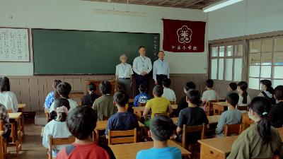 （写真）懐かしの学び舎で学芸員の授業を受ける生徒たち