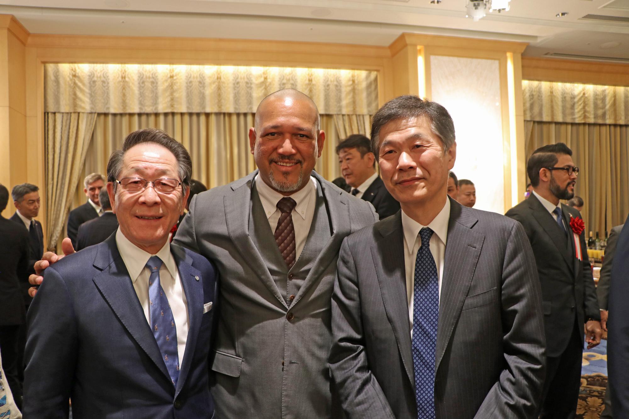 （写真）アレックス・ラミレス氏（中央）と小野澤町長、田中社長