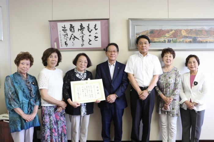 （画像）矢後会長（中央左）と小野澤町長、佐藤教育長、同会の皆さん