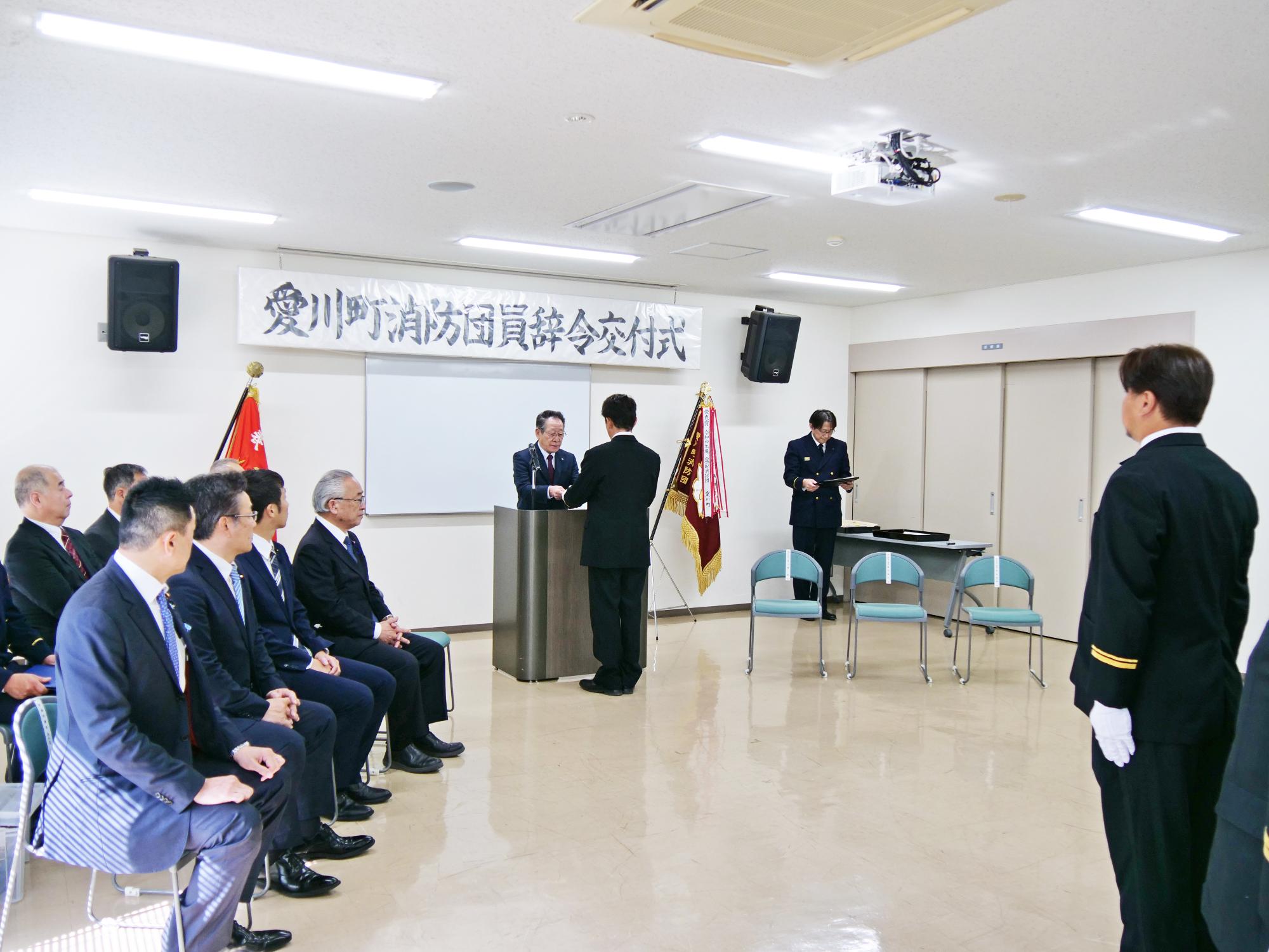 （画像）小野澤町長から小島消防団長への辞令交付