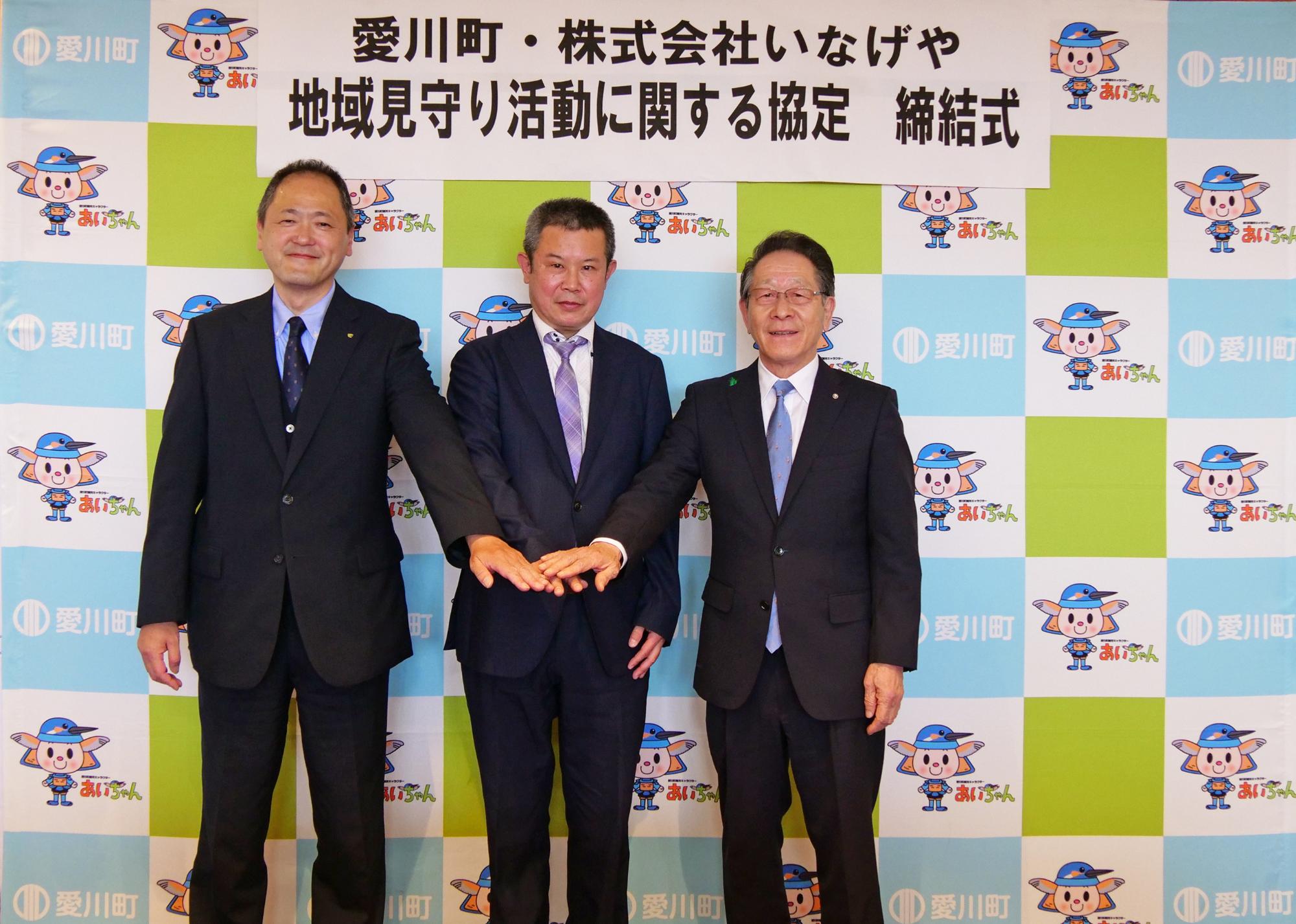 （画像）左から、土屋執行役員営業戦略統括部長、販売パートナーの中野さん、小野澤町長