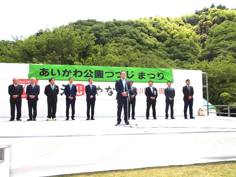 （写真）ステージであいさつをする小野澤町長