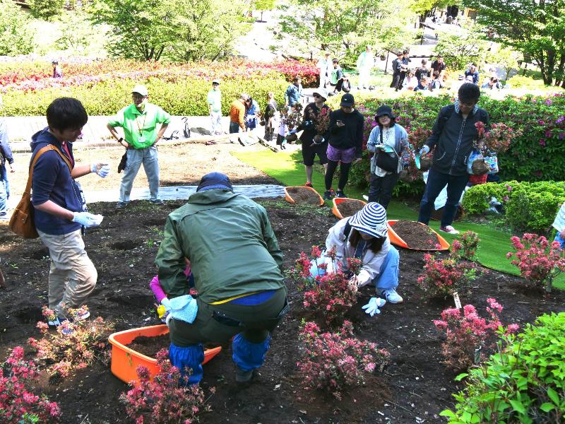 （写真）ツツジの記念植樹を楽しむ参加者たち