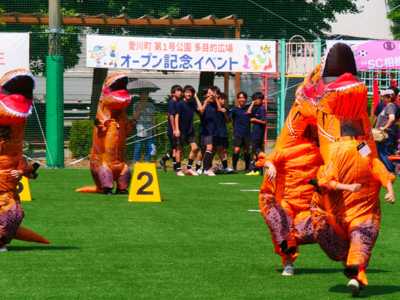 （写真）ティラノサウルスレースで爆走する参加者