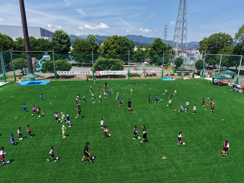 （写真）参加者で賑わう多目的広場の遠景