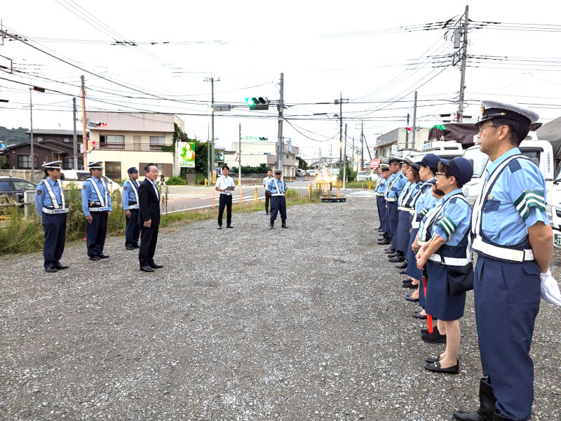 （写真）整列した交通指導隊の皆さんを前に、あいさつをする小野澤町長