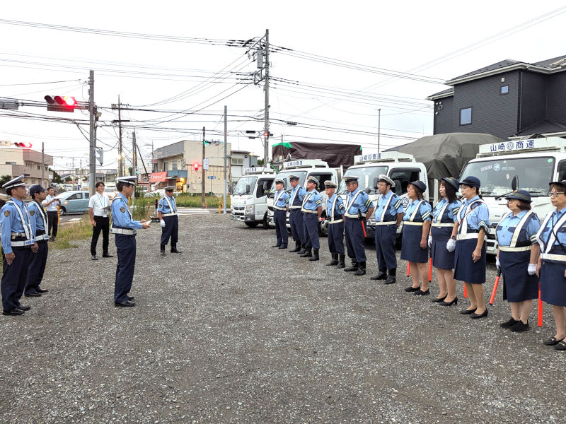 （写真）整列した交通指導隊の皆さんを前に、あいさつをする厚木警察署の津野交通担当次長