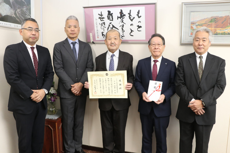 （写真）愛川町建設業協会 佐藤事務局長、高麗副会長、鈴木会長、小野澤町長、星副会長