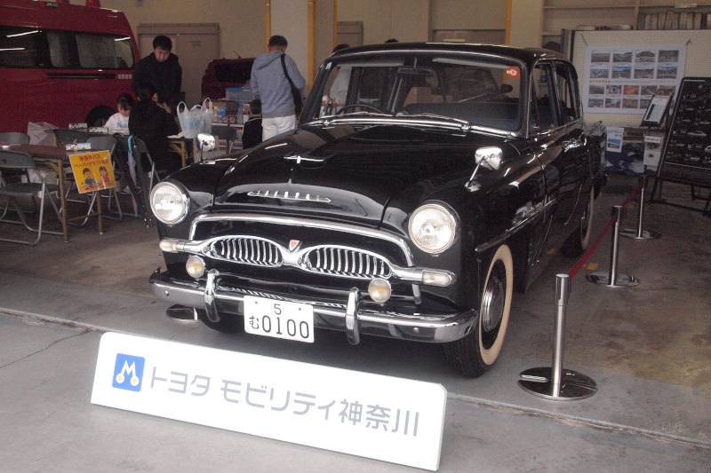 （写真）初代クラウンの展示