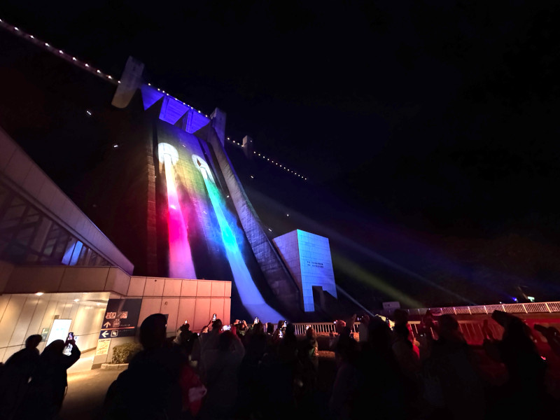 （写真）七色にライトアップされるナイト放流中の宮ヶ瀬ダム