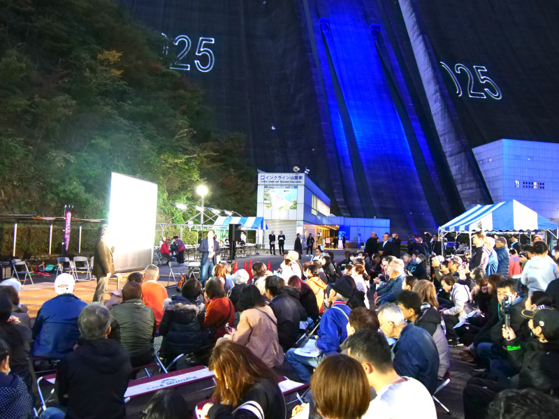 （写真）大勢の観衆を集めたダムトークショー