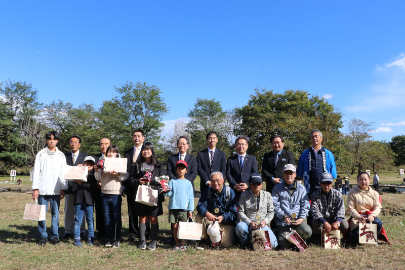 （写真）受賞された皆さんと来賓の記念撮影