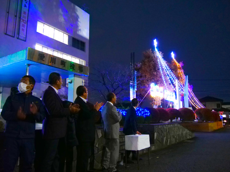 （写真）柏木会長と同協会の皆さん、小野澤町長による点灯式の様子