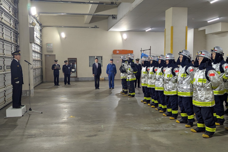 （写真）並ぶ消防団員を前に、激励をする小野澤町長