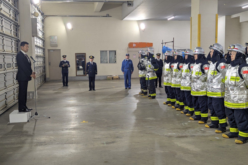 （写真）並ぶ消防団員を前に、激励をする赤間大臣