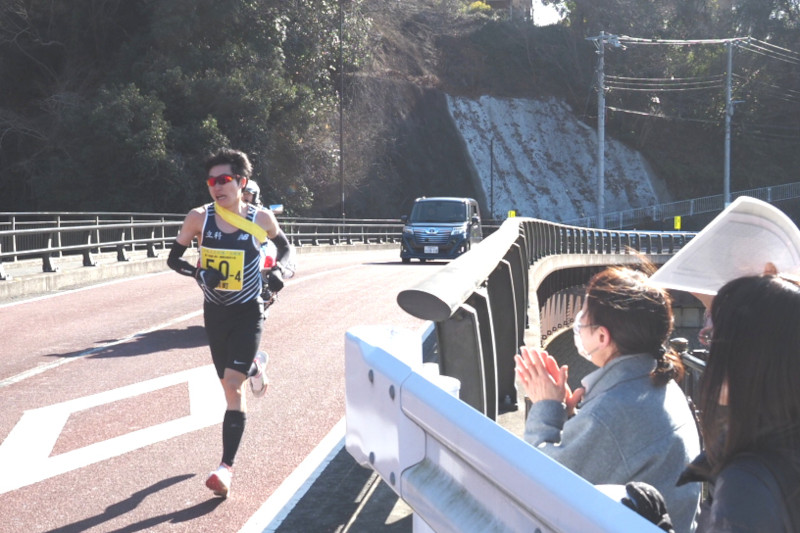 （写真）声援を受けて力走するランナー