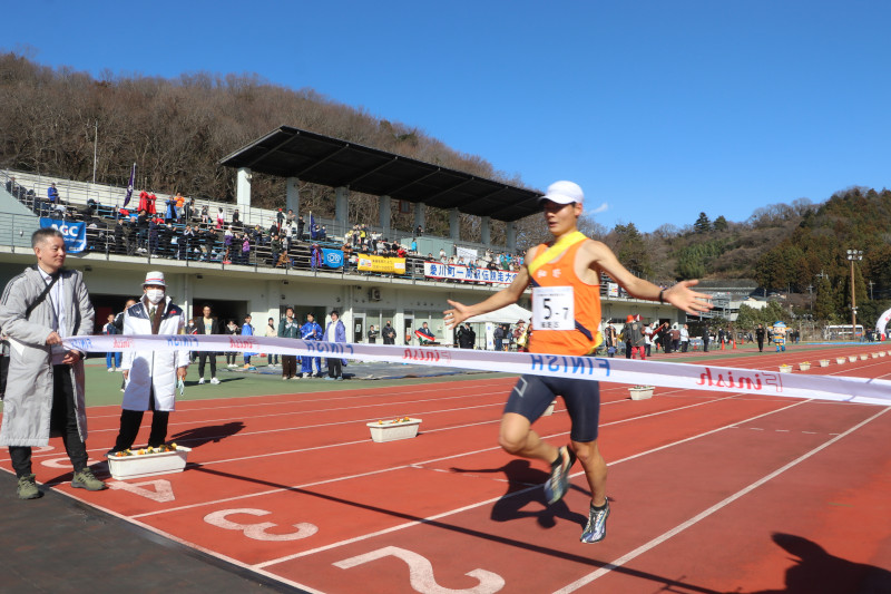 （写真）ゴールテープを切る細野区チームのランナー