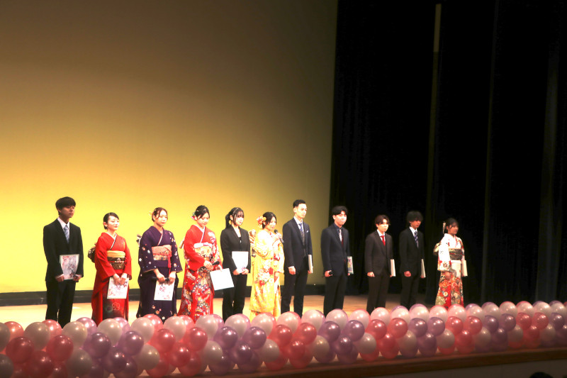 （写真）ステージ上に並ぶ「二十歳の集い実行委員」の皆さん