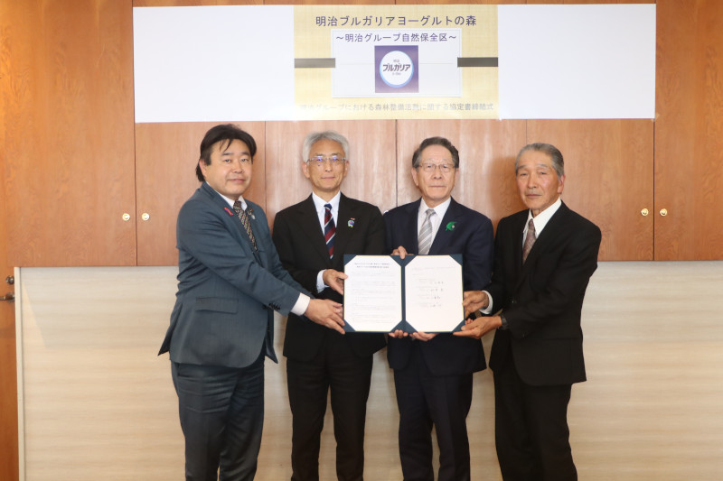 （写真）協定書を持つ、厚木市・山口貴裕市長、明治ホールディングス株式会社大石昇吾執行役員CSO、 小野澤町長、愛川町森林組合・木藤一郎代表理事組合長