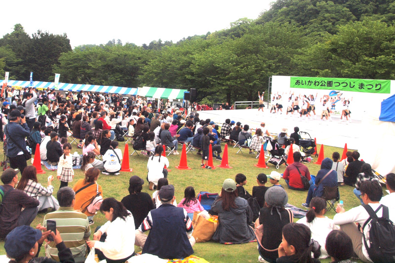 （写真）ステージイベントを楽しむ来場者の皆さん