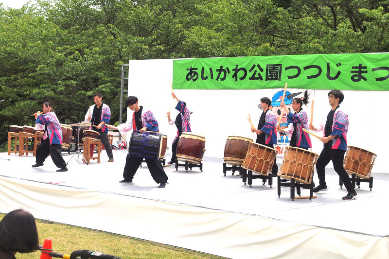 （写真）ステージ上で和太鼓をたたく、愛川高校和太鼓部の部員たち