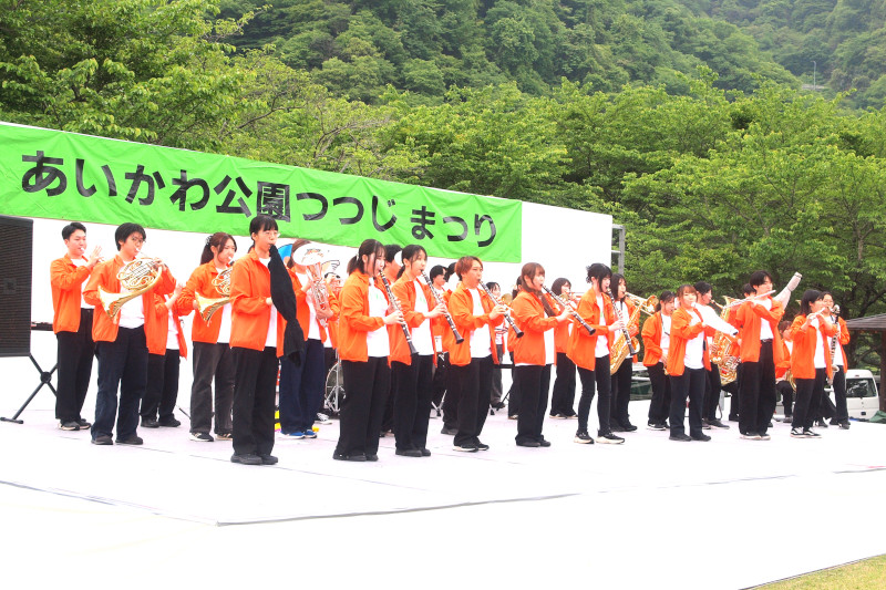 （写真）ステージ上で演奏する、東京農業大学厚木キャンパス農友会ウインドオーケストラ部の部員たち