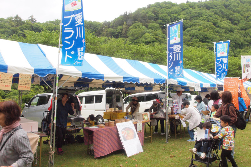 （写真）愛川ブランド認定品を販売するテントが並び、来場者が買い求めている様子