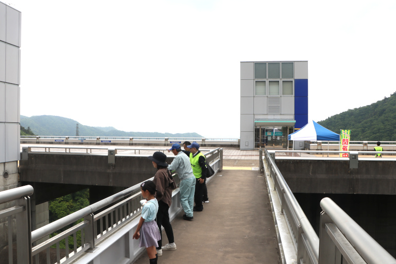 （写真）展望スペース「非常用洪水吐」をのぞき込む親子連れ