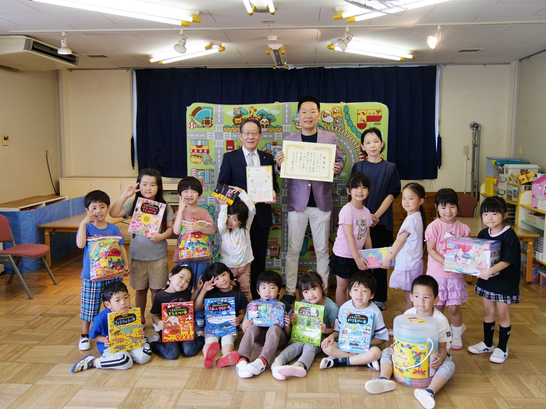 （写真）園児たちとの記念撮影