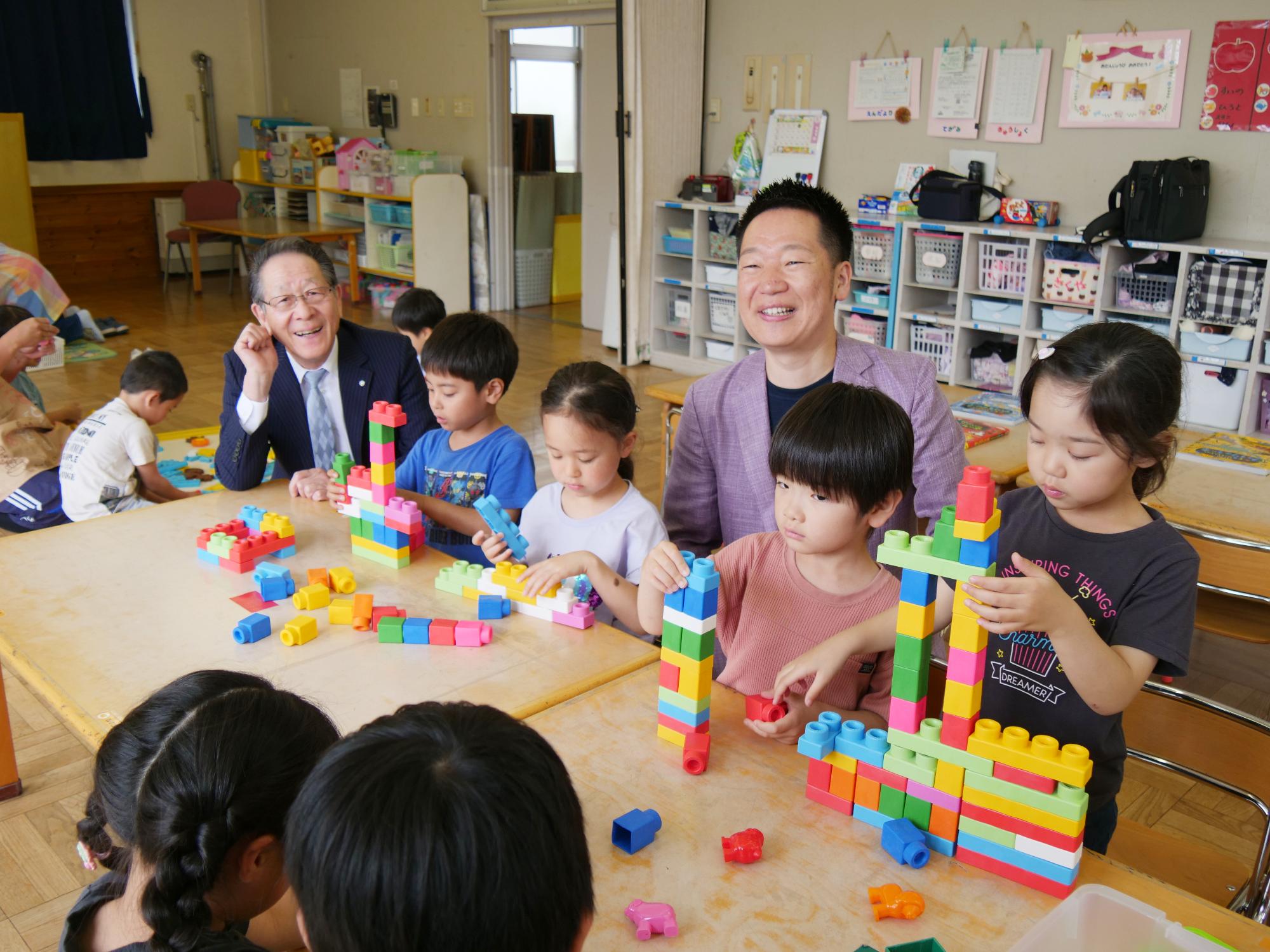 （写真）寄贈された玩具で遊ぶ園児たち