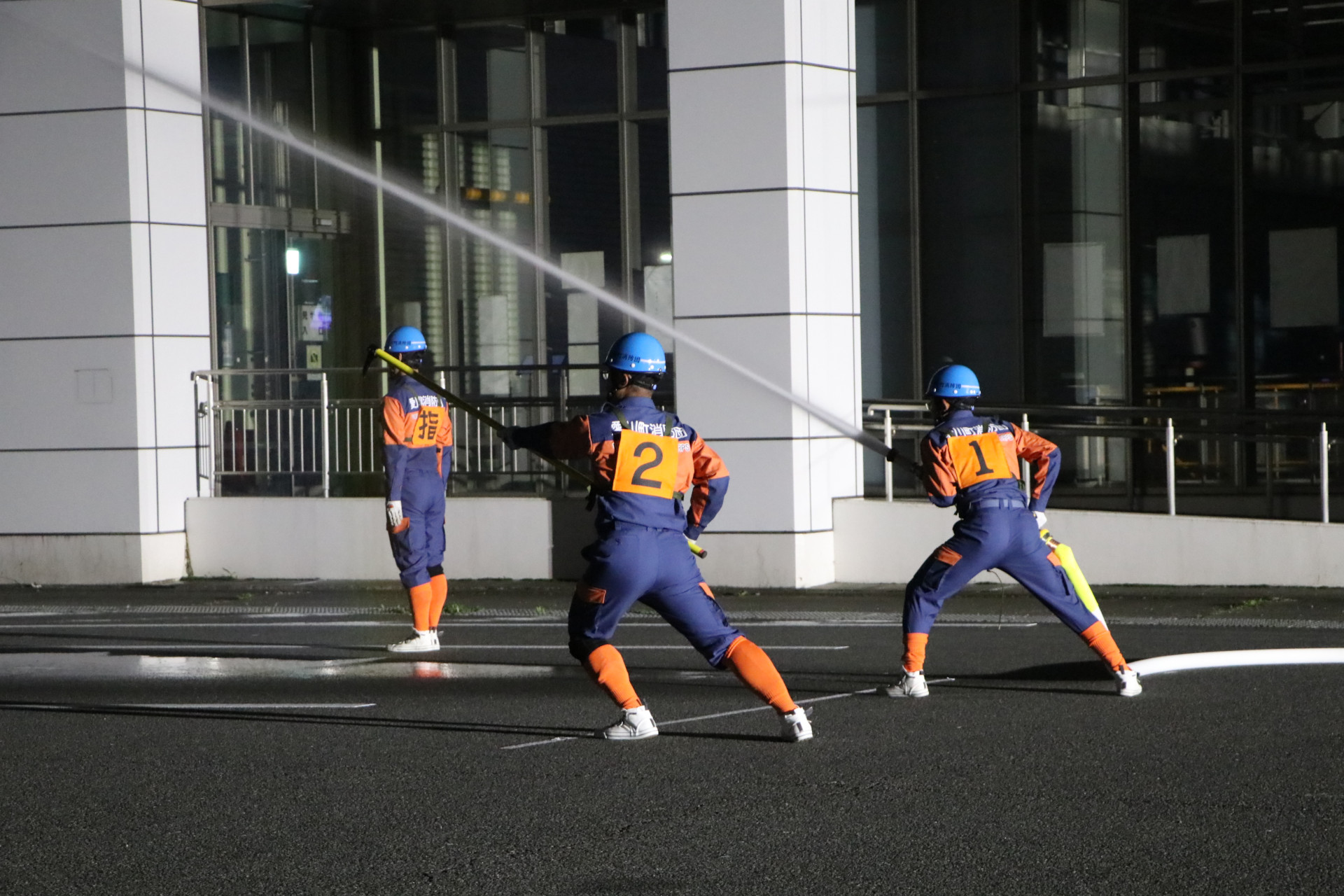 （写真）選手たちによる放水訓練の様子
